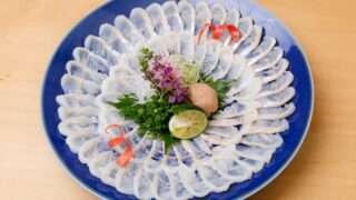 対馬で獲れた、真穴子「対馬金穴子」を使った刺身。