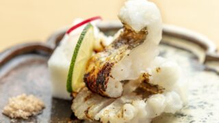 対馬で獲れた、真穴子「対馬金穴子」を使った白焼き。